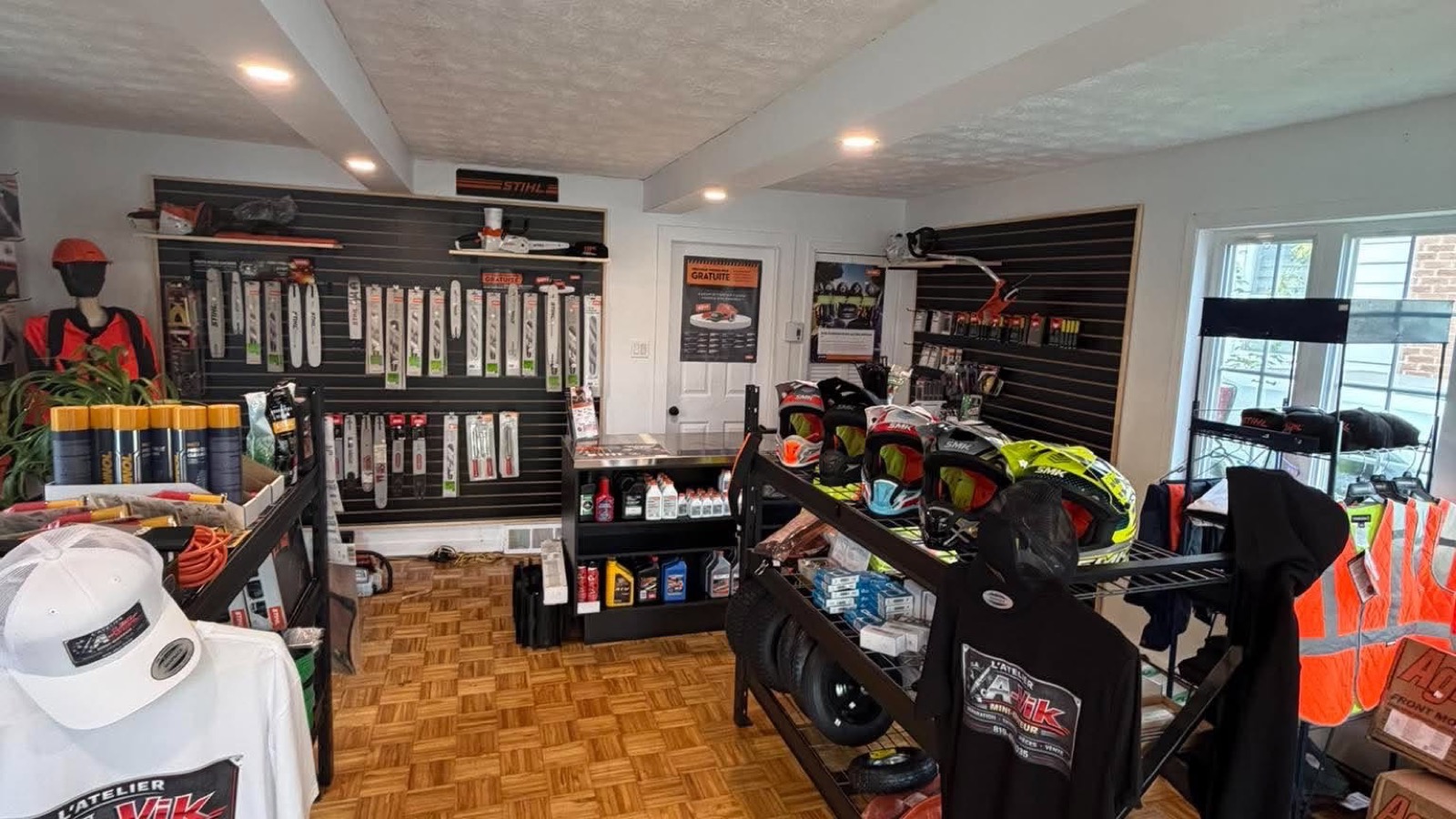 Boutique A-Vik : mur Stihl, casques, vetements
